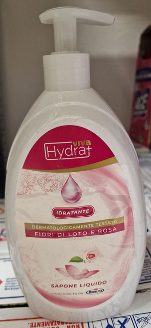 foto - hydratačné tekuté mydlo s označením „lotosový kvet a ruža“ v plastovej fľaši s dávkovačom