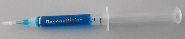 foto - súprava na bielenie zubov, ktorá obsahuje 3 ml injekčné striekačky s obsahom modrého gélu a UV svetlo
