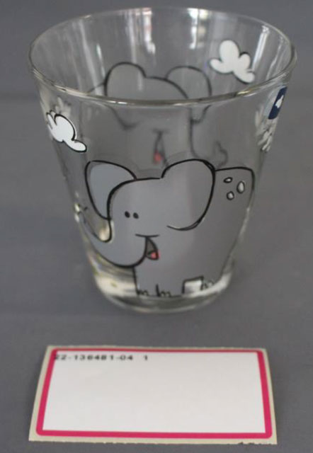 Sklenený pohár s obrázkom slona